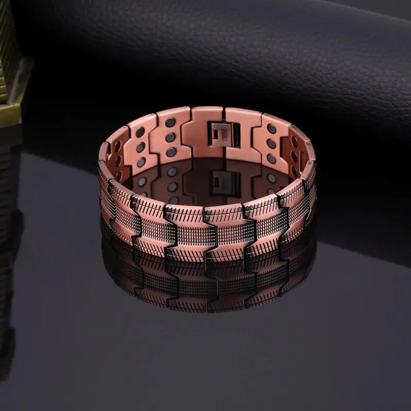 Detail van glimmende koperen magnetische armband; bevordert natuurlijke energie en balans.