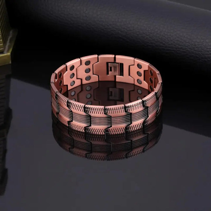 Detail van glimmende koperen magnetische armband; bevordert natuurlijke energie en balans.