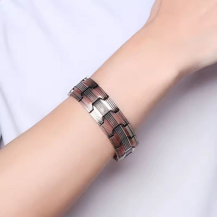 Therapie polsband van koper met magneten, helpt bij energie, balans en algemeen welzijn.