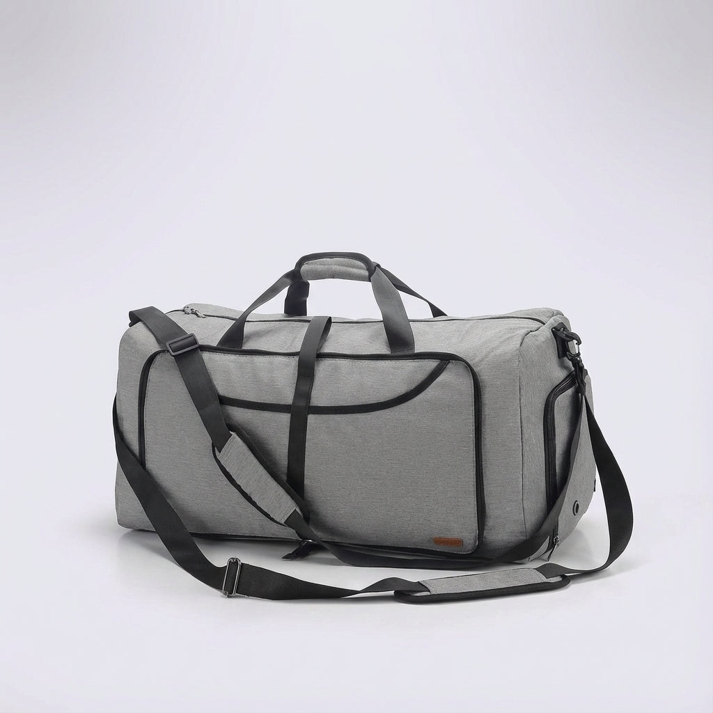 Compacte LoadMate reistas gedragen door een persoon. Deze veelzijdige unisex duffelbag met schoenenvak is ideaal voor reizigers.