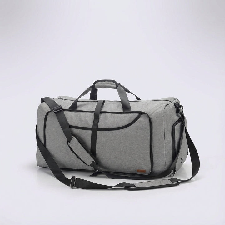 Compacte LoadMate reistas gedragen door een persoon. Deze veelzijdige unisex duffelbag met schoenenvak is ideaal voor reizigers.