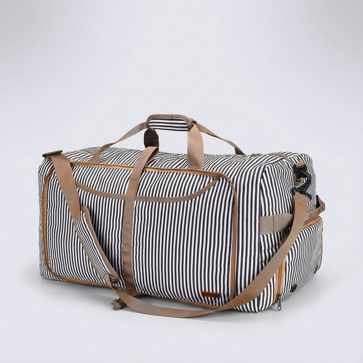 Geopende LoadMate reistas toont ruim interieur voor kleding en reisbenodigdheden. Inclusief handige vakken voor organisatie.