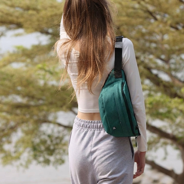 Unisex nylon FlexSling tas met meerdere zakken, ideaal voor dagelijks gebruik en reizen.