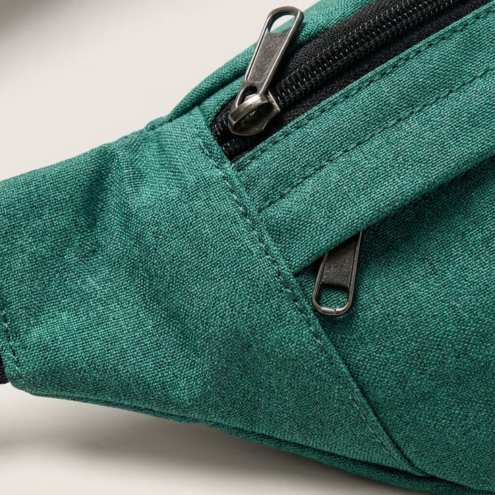 Waterafstotende FlexSling crossbodytas met veilige achterzak voor waardevolle spullen.