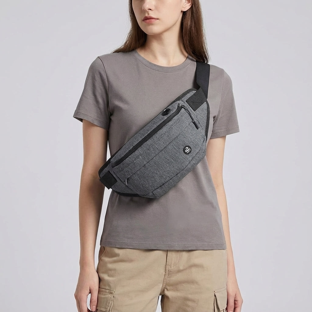 Man draagt stijlvolle zwarte nylon FlexSling heuptas/crossbodytas tijdens een wandeling in de stad.