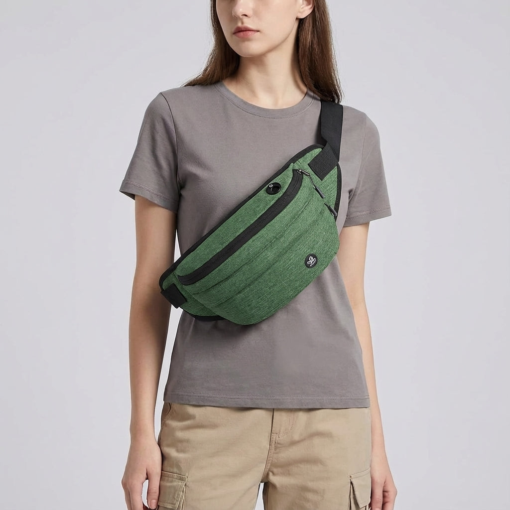 Vrouw met comfortabele FlexSling schoudertas, de perfecte reisaccessoire voor dagelijks gebruik.