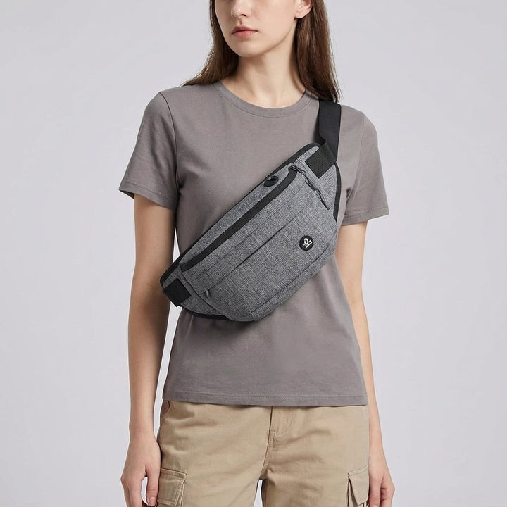 Zwarte multifunctionele slingtas comfortabel over de schouder gedragen, ideaal voor actieve mensen.