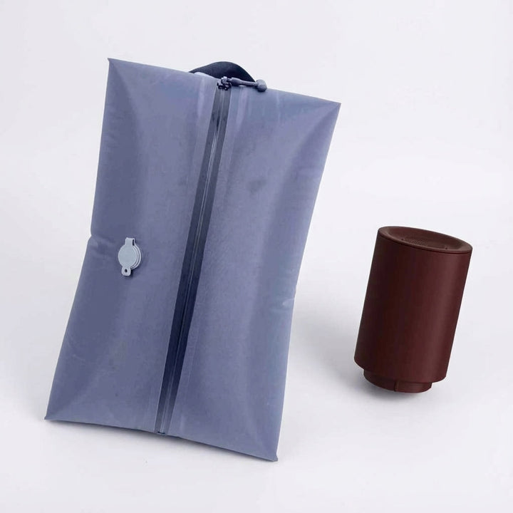 De opvouwbare SpaceSwell compressietas in opgevouwen staat; klaar om bagage compact te organiseren.