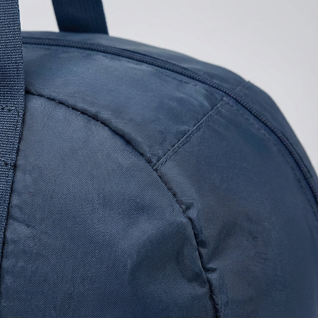 Ruime unisex reistas in gebruik. Deze opvouwbare, lichtgewicht weekendtas is ideaal voor korte trips en vakanties.