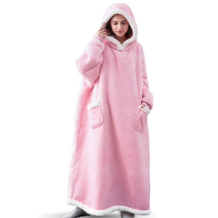 Oversized hoodie deken met ruime capuchon, biedt extra warmte en comfort. Ideaal voor koude avonden thuis.