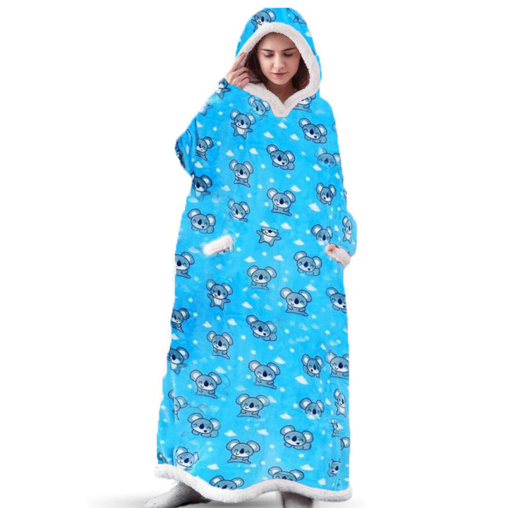 Persoon draagt een comfortabele unisex oversized hoodie deken, genietend van warmte en ontspanning thuis.