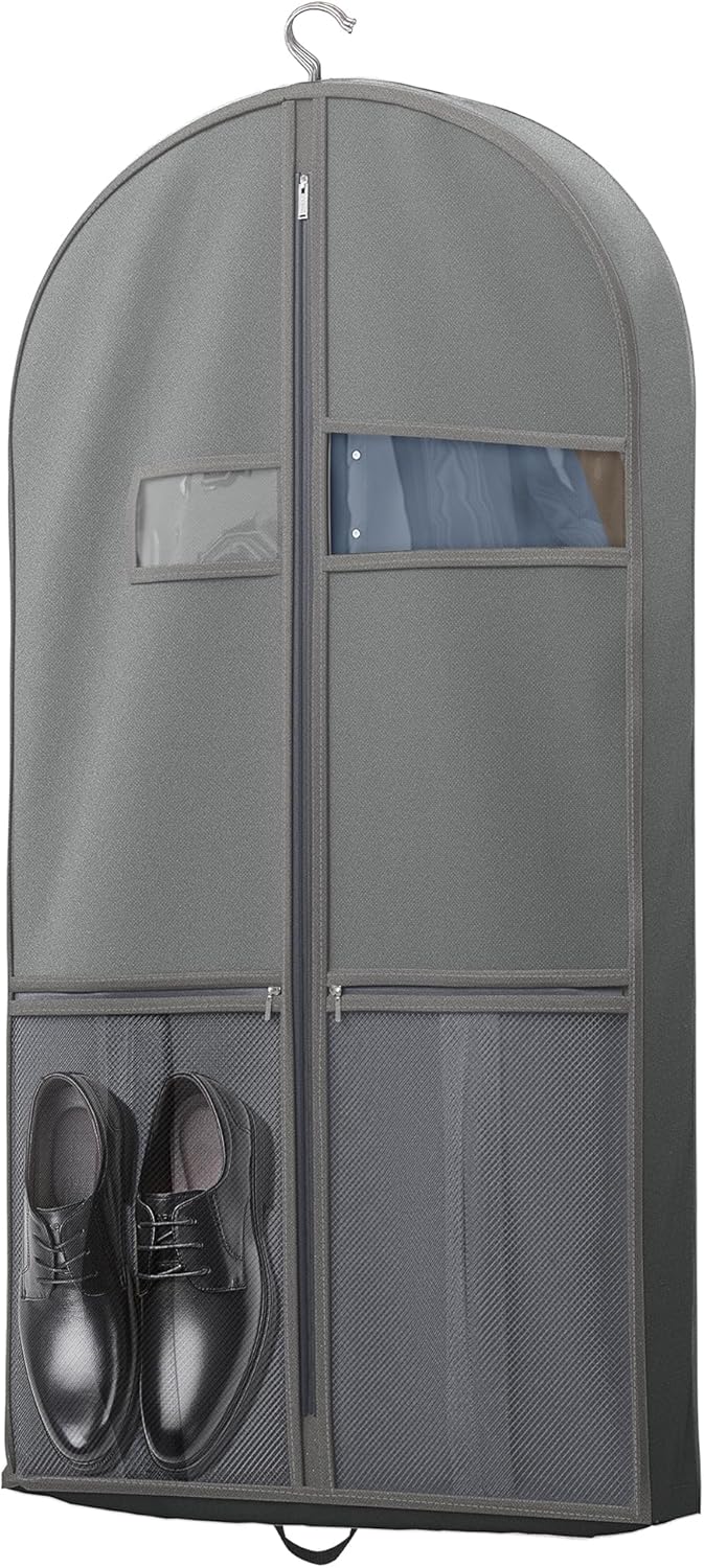 Praktische jaszak met stevig materiaal, biedt bescherming en organiseert kleding op reis.