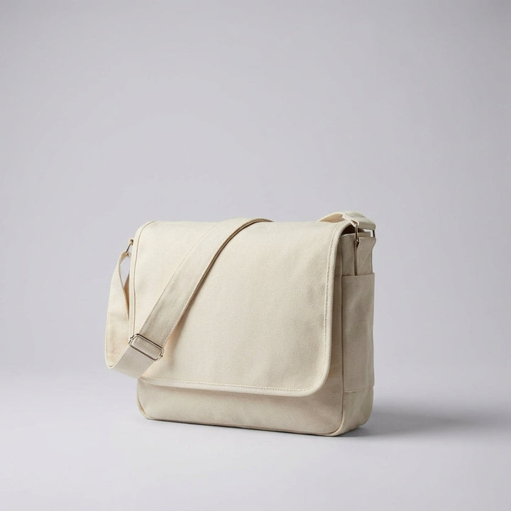Duurzame CanvasVault messengerbag van stevig canvas, perfect als reistas of werktas voor mannen en vrouwen.