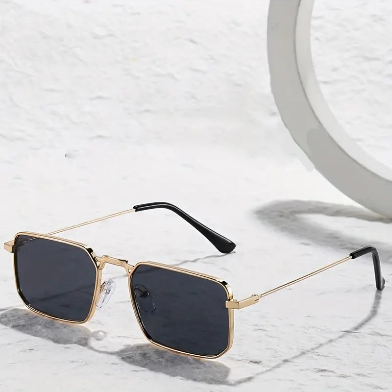 Unisex stijlvolle zonnebril met UV400 bescherming. Perfect trendy mode accessoire voor elke gelegenheid.