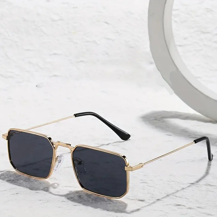 Unisex stijlvolle zonnebril met UV400 bescherming. Perfect trendy mode accessoire voor elke gelegenheid.