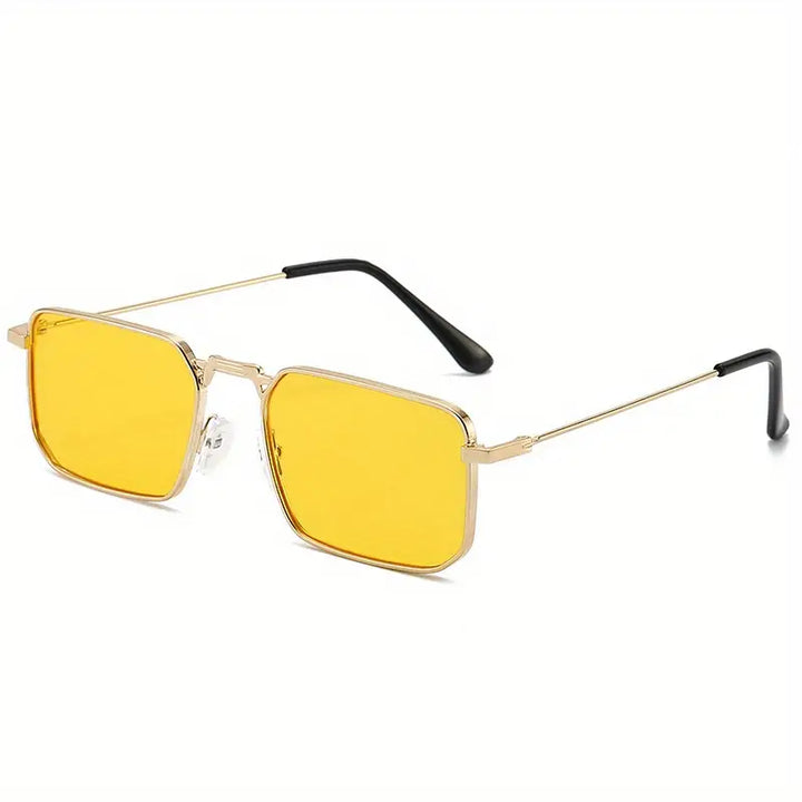 Stijlvolle unisex zonnebril gedragen door een persoon. Ideaal voor reizen en dagelijks gebruik met UV400 bescherming.