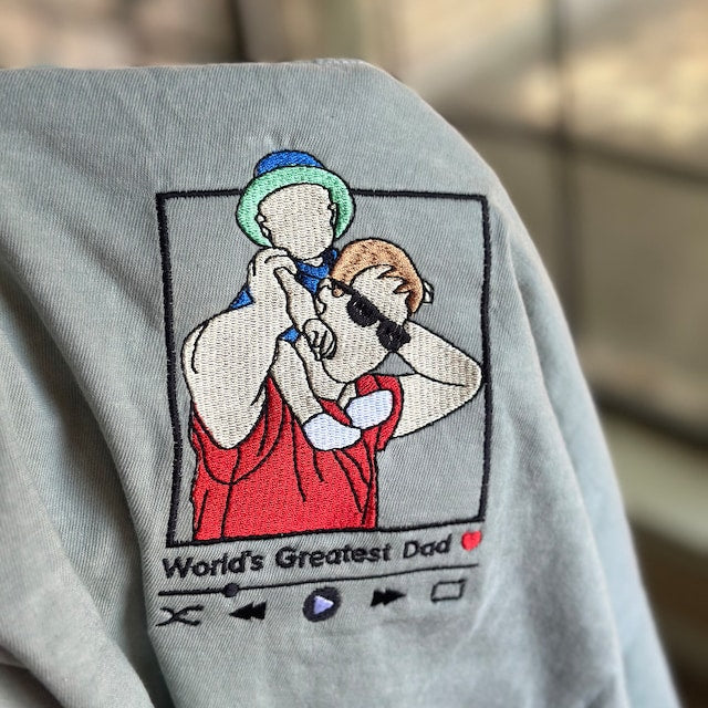 Close-up van fijn geborduurde persoonlijke foto op een zacht unisex T-shirt, een blijvende herinnering.