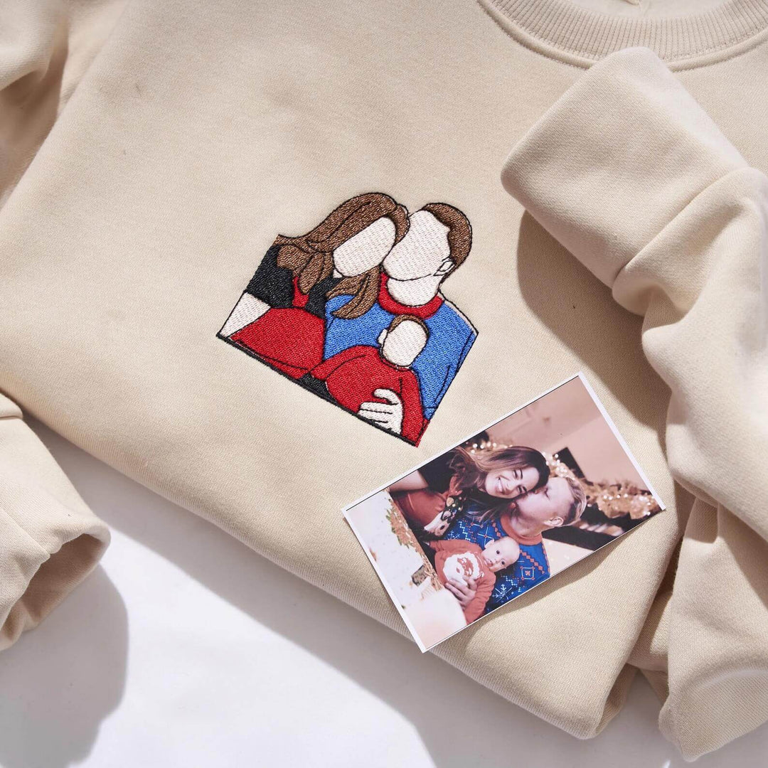 Collectie unisex kledingstukken: T-shirts, hoodies, sweatshirts met geborduurde persoonlijke foto.