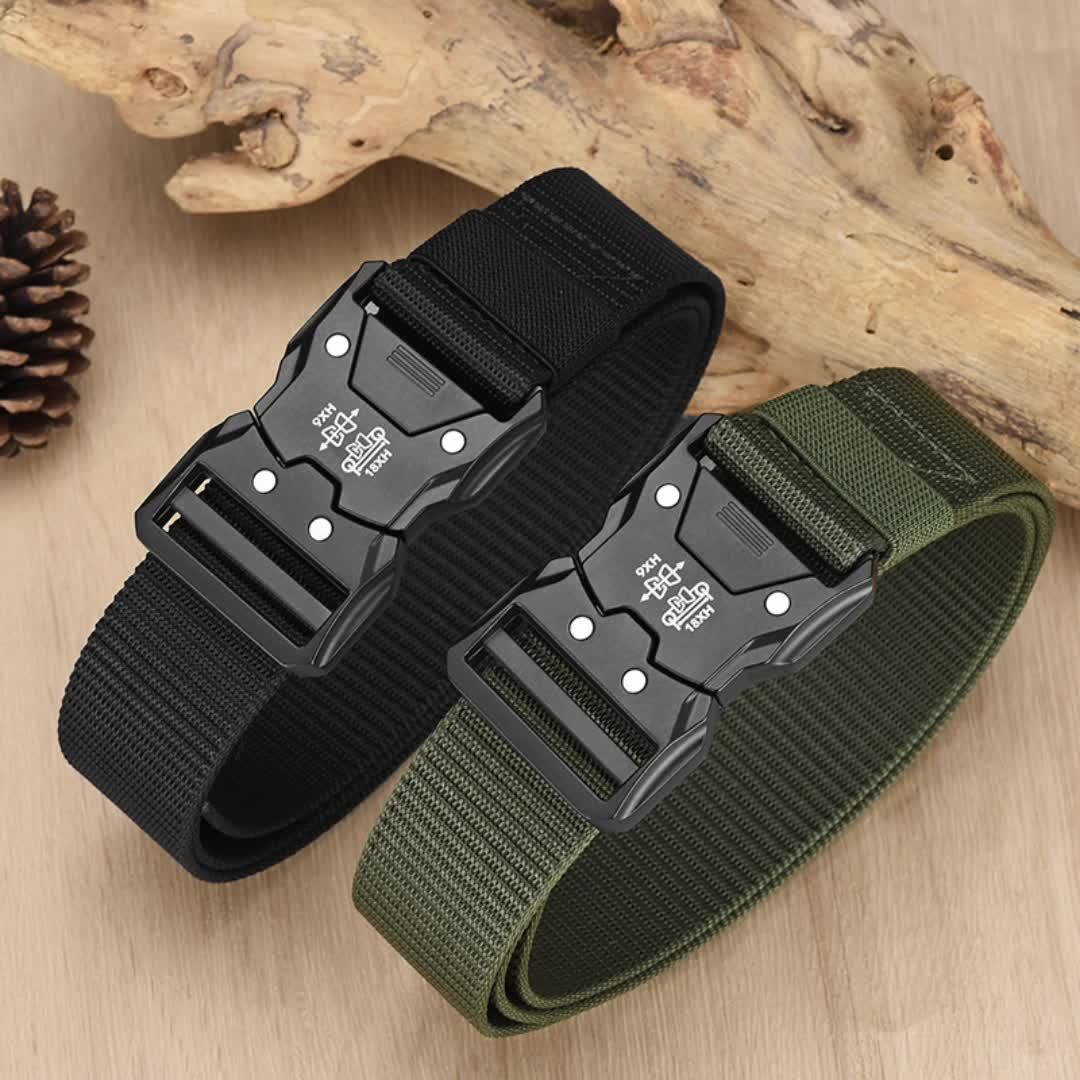 Detail van de stevige gesp van de veelzijdige, duurzame unisex tactische nylon riem, ideaal voor sport.