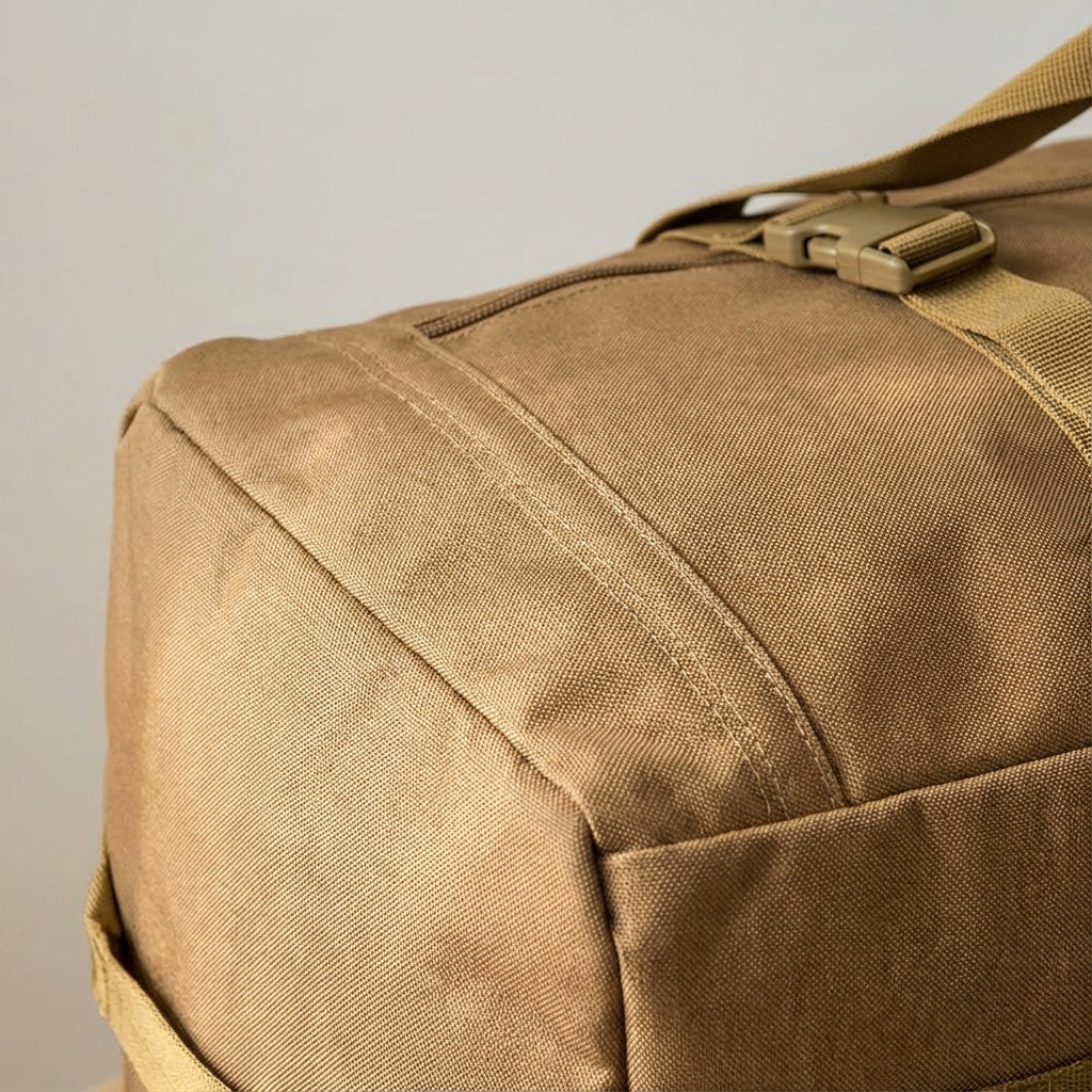 De ruime TactiCarry duffelbag open, met veel opbergruimte voor al je kampeer- en reisbenodigdheden.
