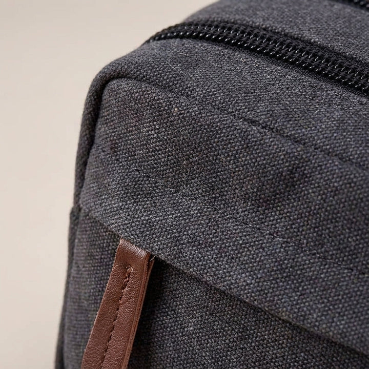 Waterdichte canvas Tripelle toilettas, unisex model met dubbel compartiment voor optimale reisorganisatie.