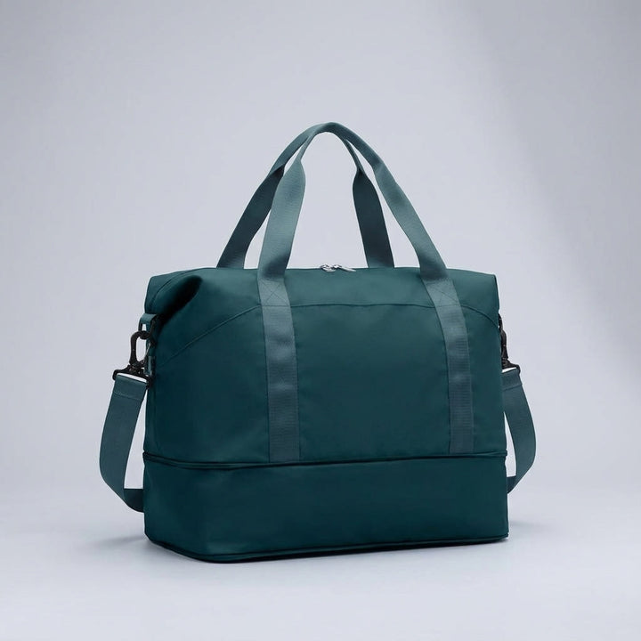 Ruime duffelbag uitgeklapt, toont extra capaciteit voor langere reizen of extra spullen.