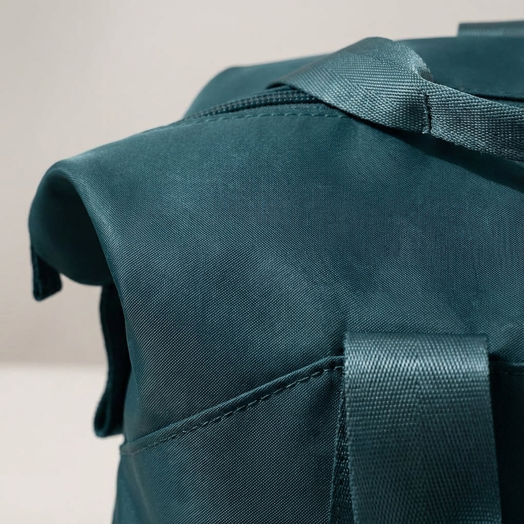Detail van het waterdichte vak van de reistas, perfect voor natte kleding of toiletartikelen.