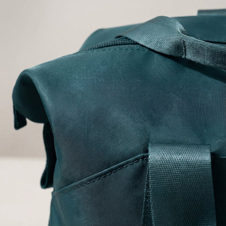 Detail van het waterdichte vak van de reistas, perfect voor natte kleding of toiletartikelen.