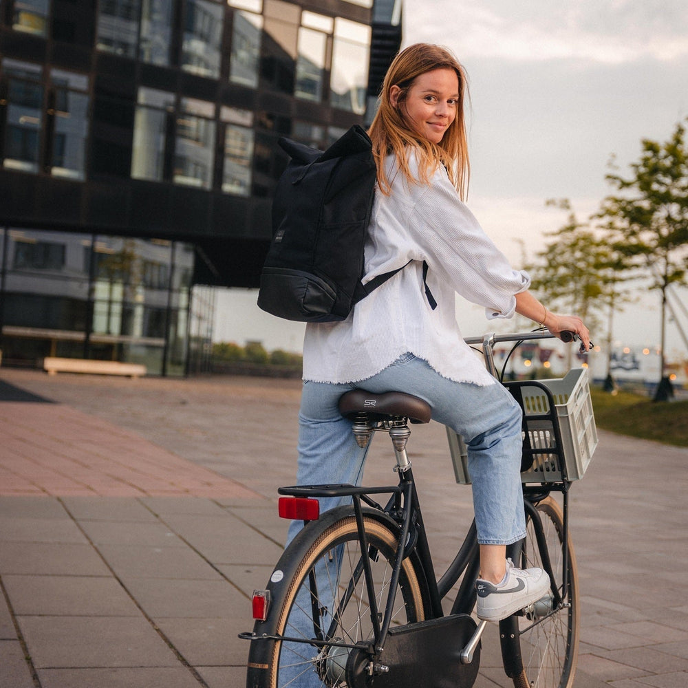 Stijlvolle UrbanFlow rolltop rugzak, perfect voor werk, studie en reizen.