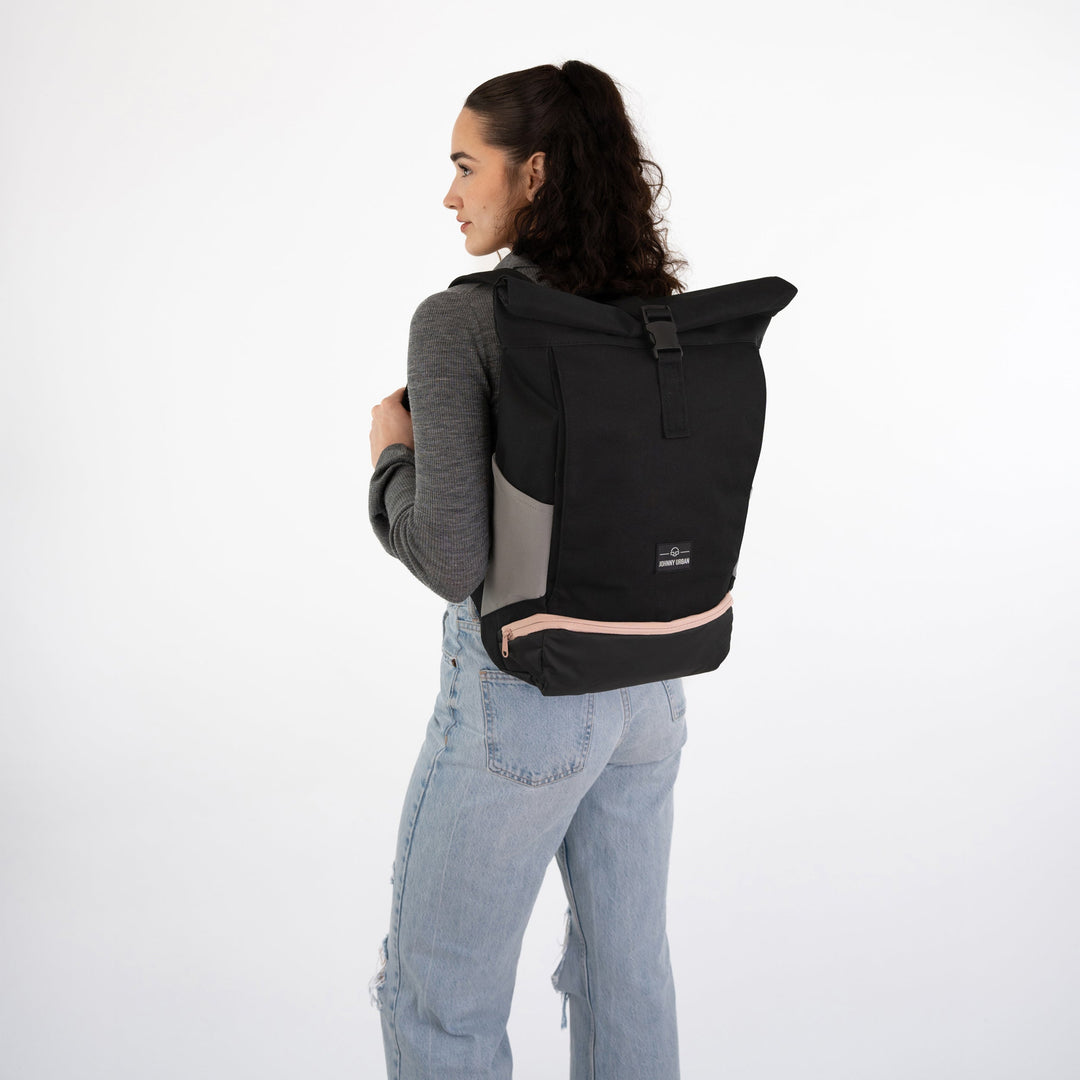 UrbanFlow rolltop rugzak met diverse compartimenten en strak design.