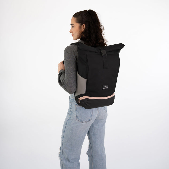 UrbanFlow rolltop rugzak met diverse compartimenten en strak design.