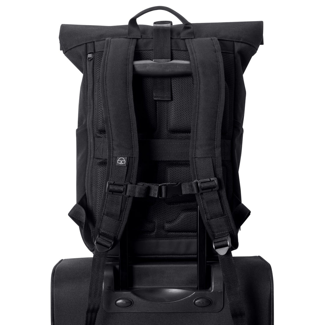 Compacte UrbanFlow rolltop rugzak, perfect voor stadse avonturen.