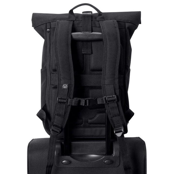 Compacte UrbanFlow rolltop rugzak, perfect voor stadse avonturen.