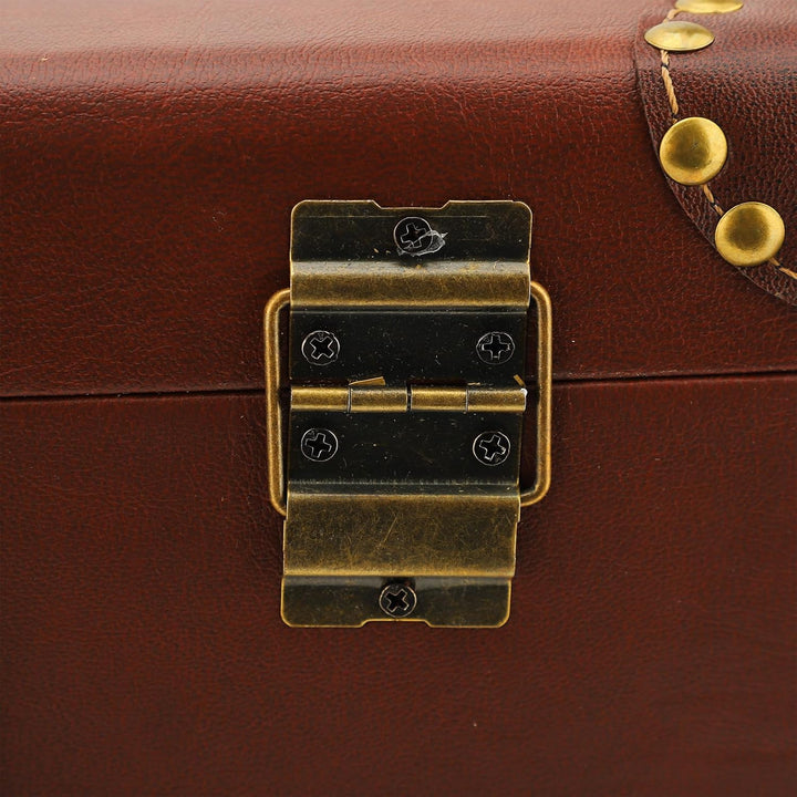 Authentieke vintage leren koffer met decoratieve riemen en slot, in rijke heritage bruine kleur.