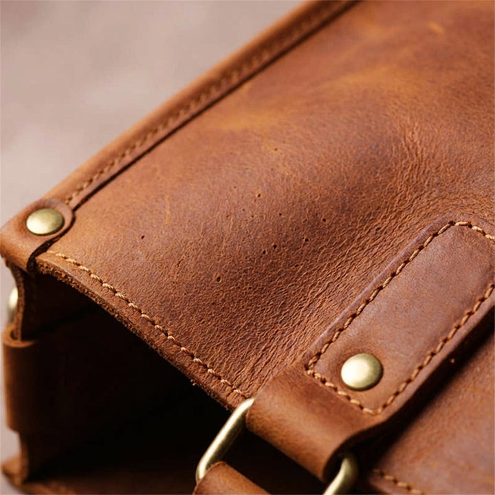 Robuuste vintage leren laptoptas voor 15 inch laptops, unisex en stijlvol voor dagelijks zakelijk gebruik.