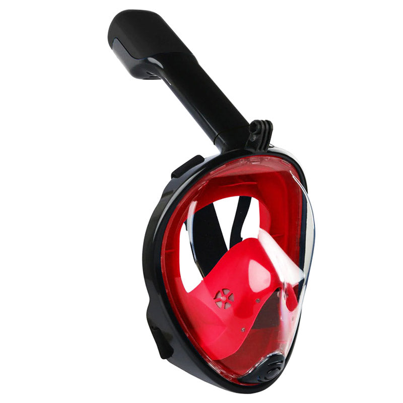 Snorkelaar met volgelaatsmasker ontdekt vissen en koraal, genietend van de helderheid van de onderwaterwereld.