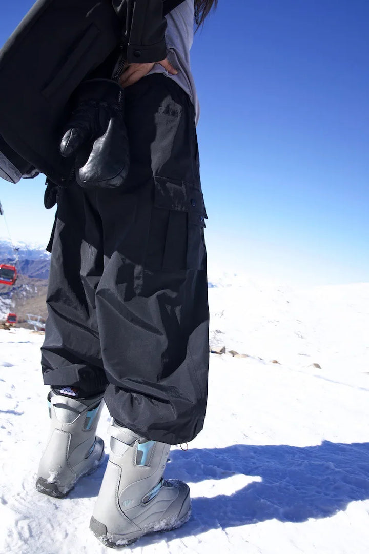 Duurzame baggy skibroek met verstelbare taille. Ideaal voor intensieve wintersport en buitenactiviteiten.