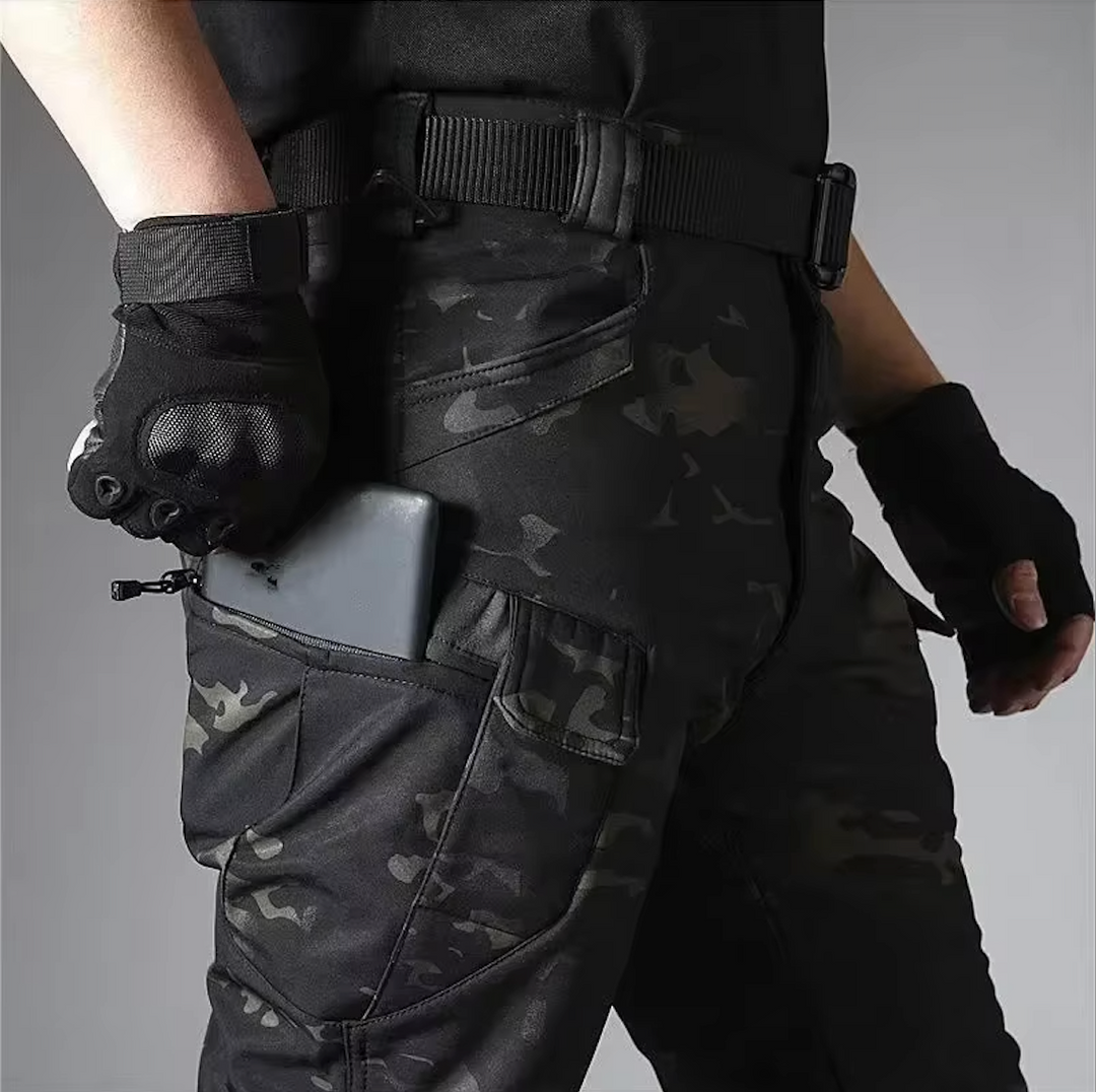 Betrouwbare unisex outdoor set: water- en winddicht, met zachte fleece voor warmte en duurzaamheid.