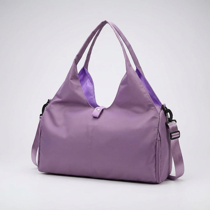 Georganiseerde unisex sporttas met schoenenvak, ruimte voor kleding en accessoires. Waterafstotend.