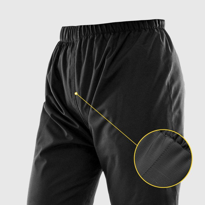 Unisex regenpak in natuurlijke omgeving, waterdichte kleding voor wandelen en effectieve outdoor bescherming.