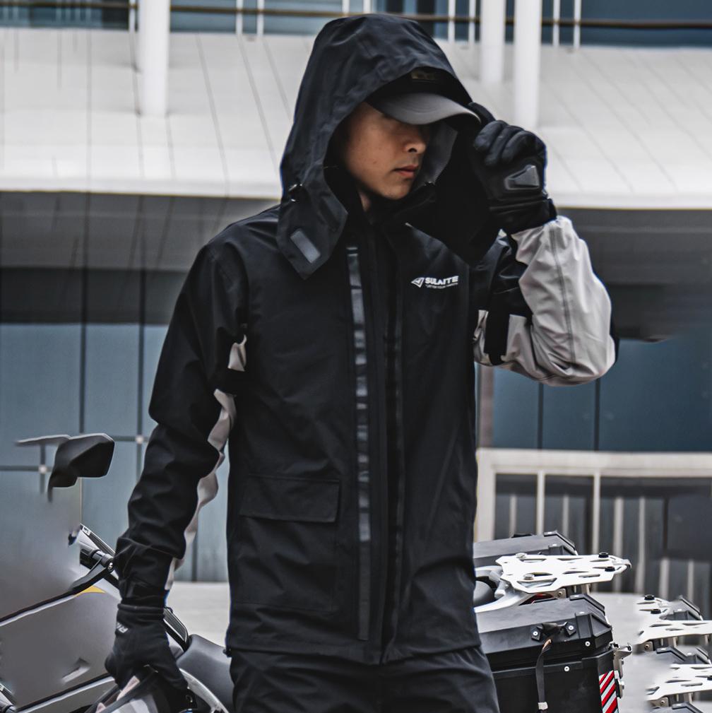 Model draagt comfortabel unisex regenpak tijdens wandeling, waterdicht en ademend voor outdoor plezier.