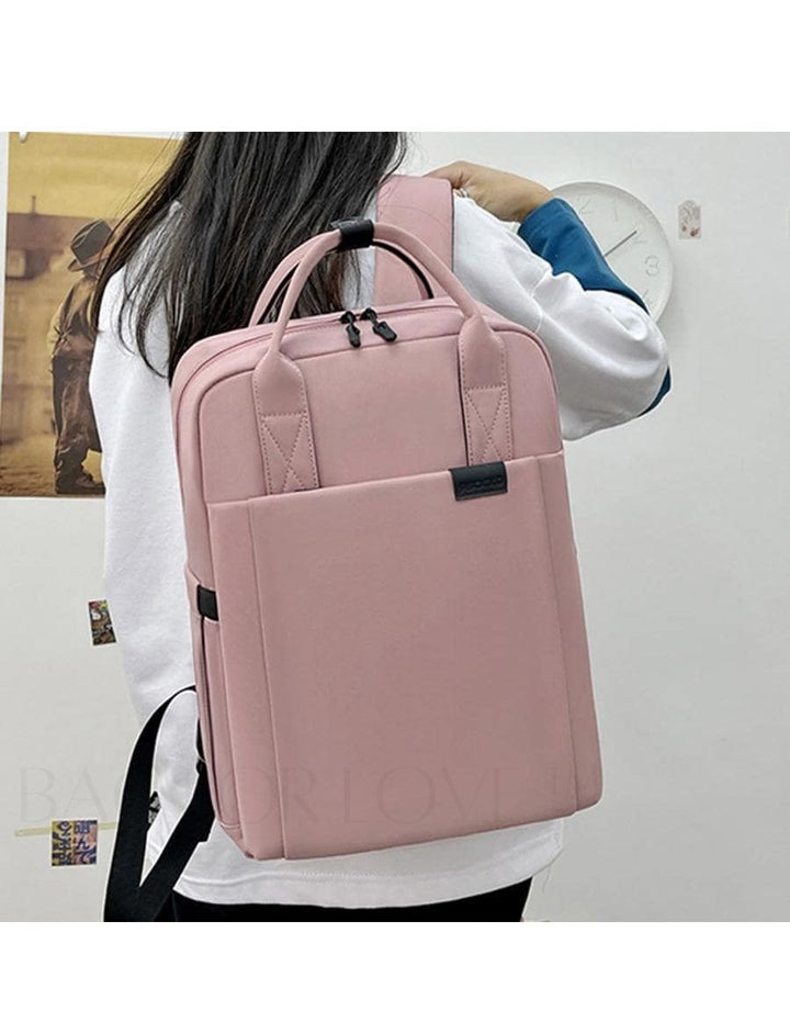 Persoon draagt waterdichte Nexor laptoprugzak tijdens het fietsen, perfecte bescherming tegen regen.