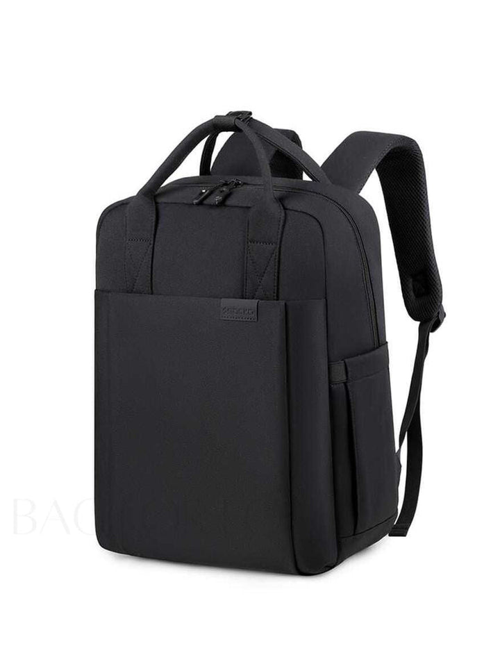 Waterdichte Nexor laptoprugzak op tafel in café, perfect voor studie, werk buitenshuis en reizen.