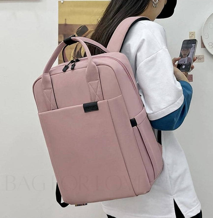 Moderne zwarte waterdichte laptoprugzak Nexor, minimalistisch design voor stedelijk gebruik en werk.
