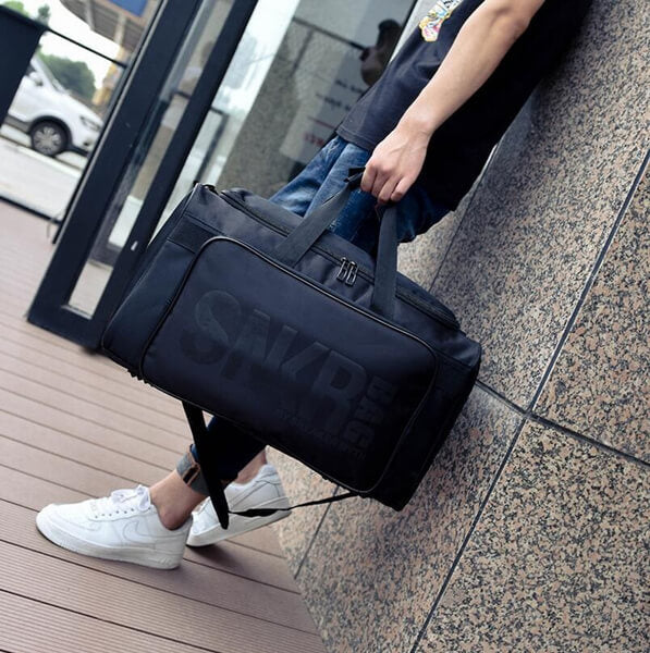 Compacte maar ruime sneaker reistas, waterafstotend en met vakken voor al je reisbenodigdheden.
