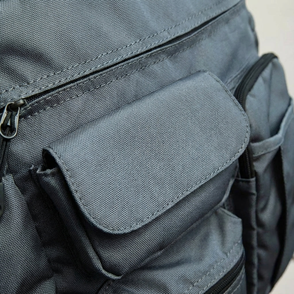 Stijlvolle unisex aktetas met verstelbare schouderband en handvat; veelzijdig te dragen als laptoptas of werktas.