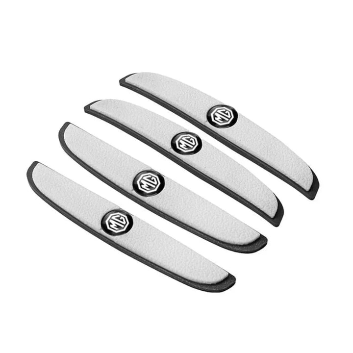 Auto met gemonteerde antikrasstrips voor deuren. Klaar voor krasvrije ritjes met robuuste deurbescherming.