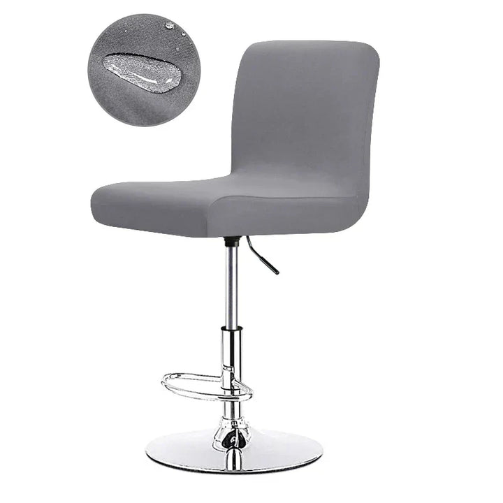 Moderne interieurdecoratie: waterdichte stretchhoes voor barstoelen, combineert stijl met functionaliteit.