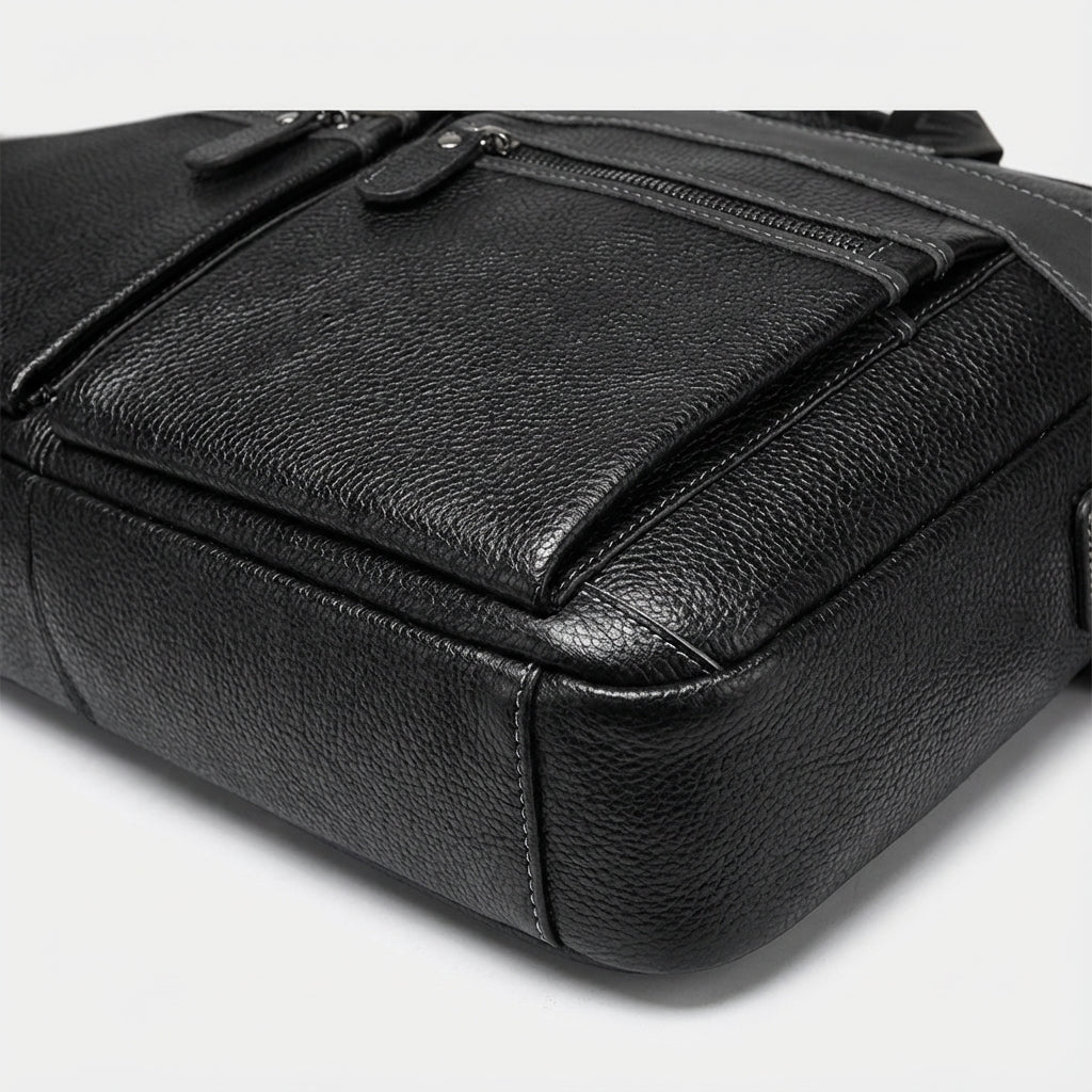 Man en vrouw dragen de UrbanSling unisex leren schoudertas; ideale zakentas voor dagelijks transport.