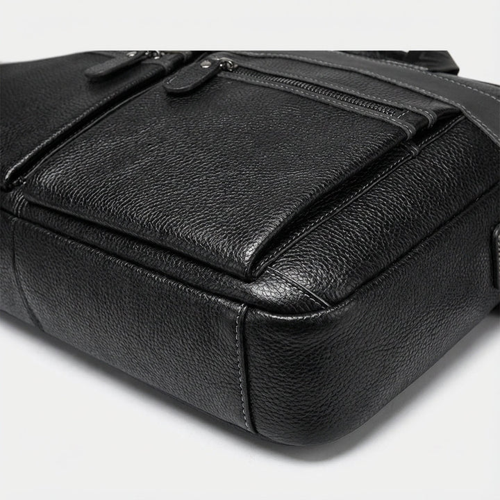 Man en vrouw dragen de UrbanSling unisex leren schoudertas; ideale zakentas voor dagelijks transport.